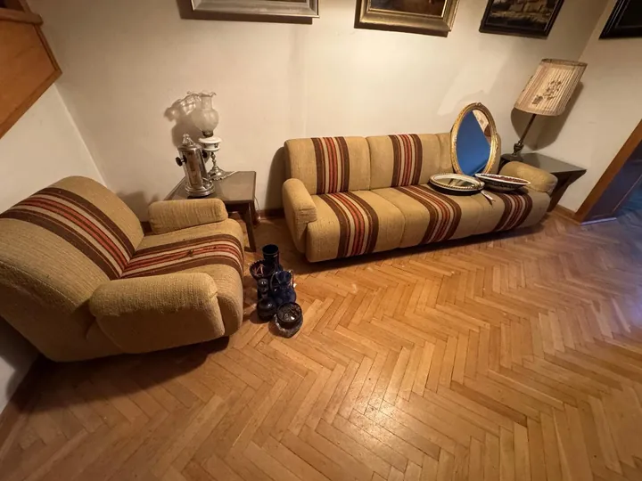 Ekipa wynosząca kartony z mieszkania